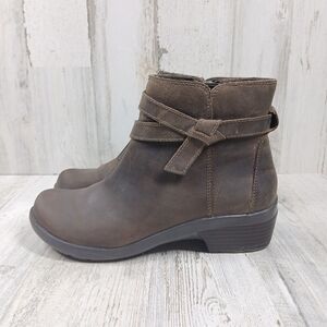 Clarks Collection Brown Suede Side-Zip Ankle Boots Decorative Wrap Strap‎ #496